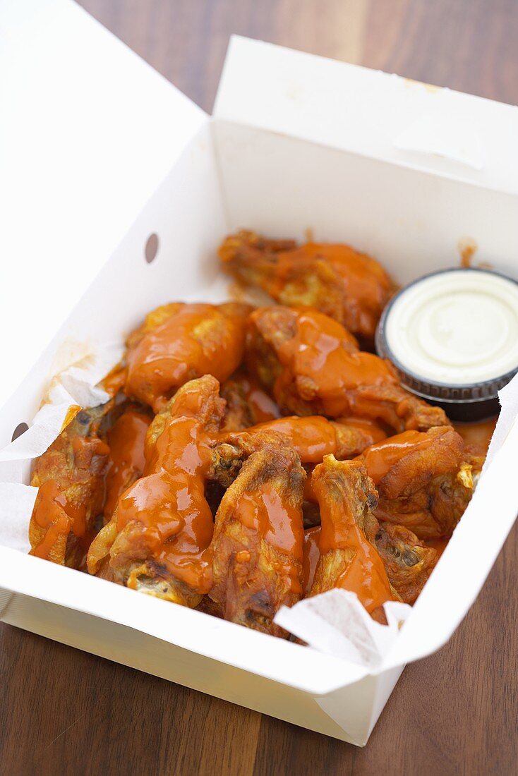 Scharfe Buffalo Chicken Wings zum Mitnehmen