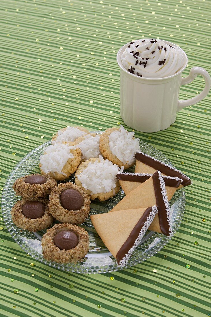 Verschiedene Weihnachtsplätzchen und heiße Schokolade