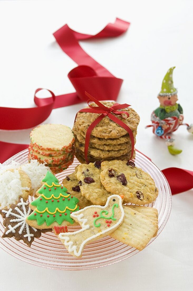 Weihnachtsplätzchen, rote Schleife und Weihnachtsdeko