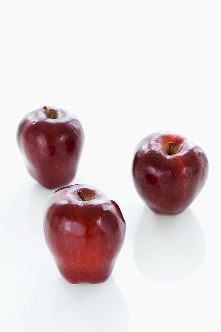 Drei Red Delicious Äpfel vor weißem Hintergrund