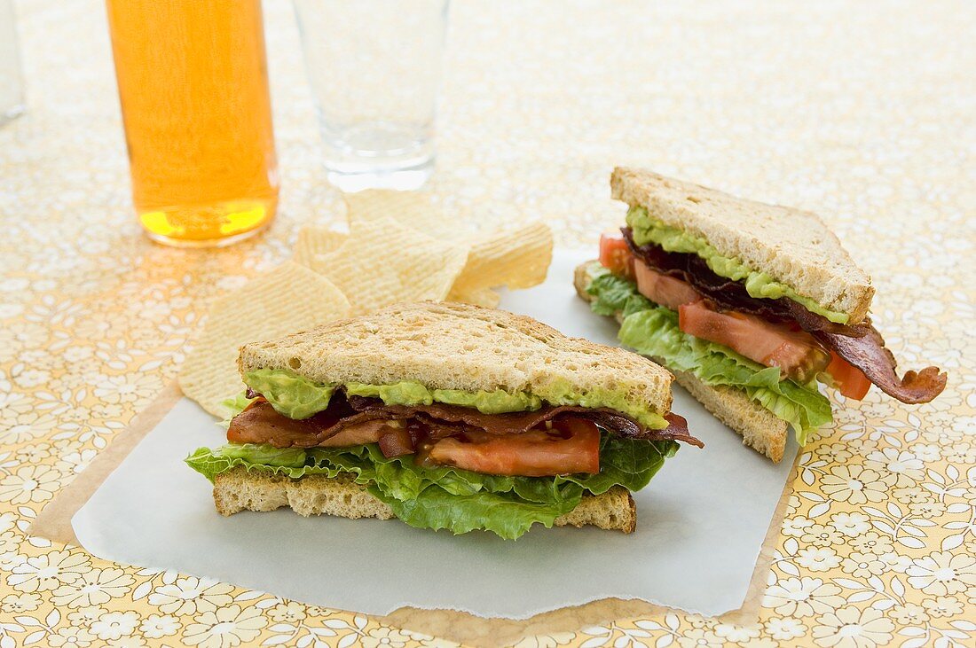 BLT-Sandwich mit Guacamole und Chips