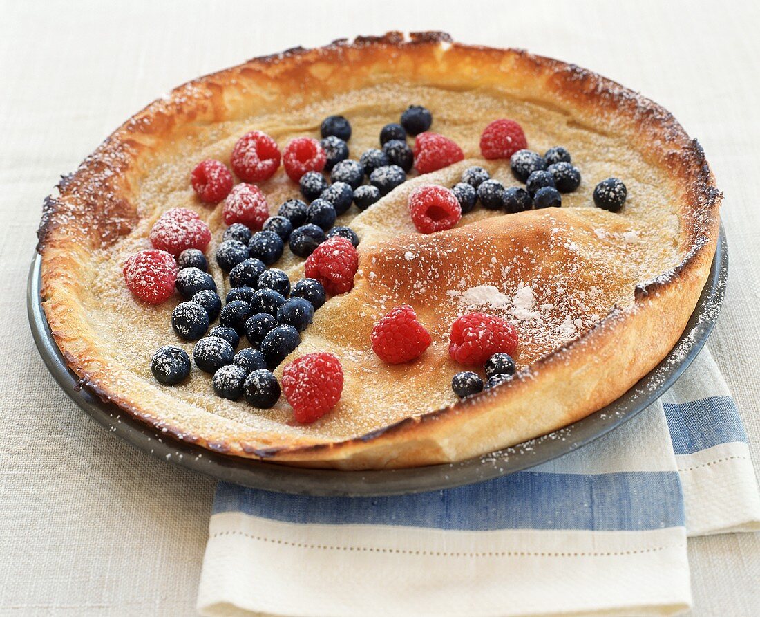 Dutch Baby (Omelett, USA) mit Beeren