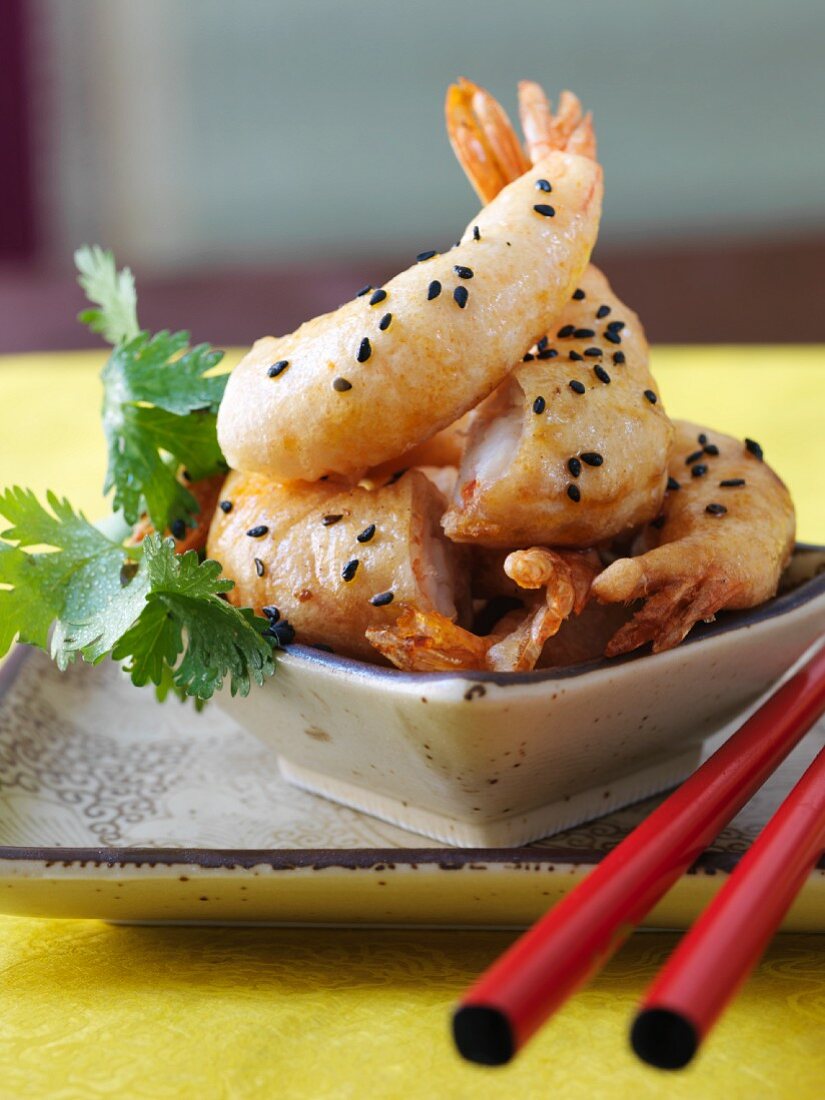 Frittierte Shrimps im Teigmantel mit schwarzem Sesam