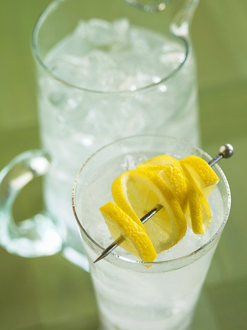 Zitronenlimonade in Glas und Karaffe