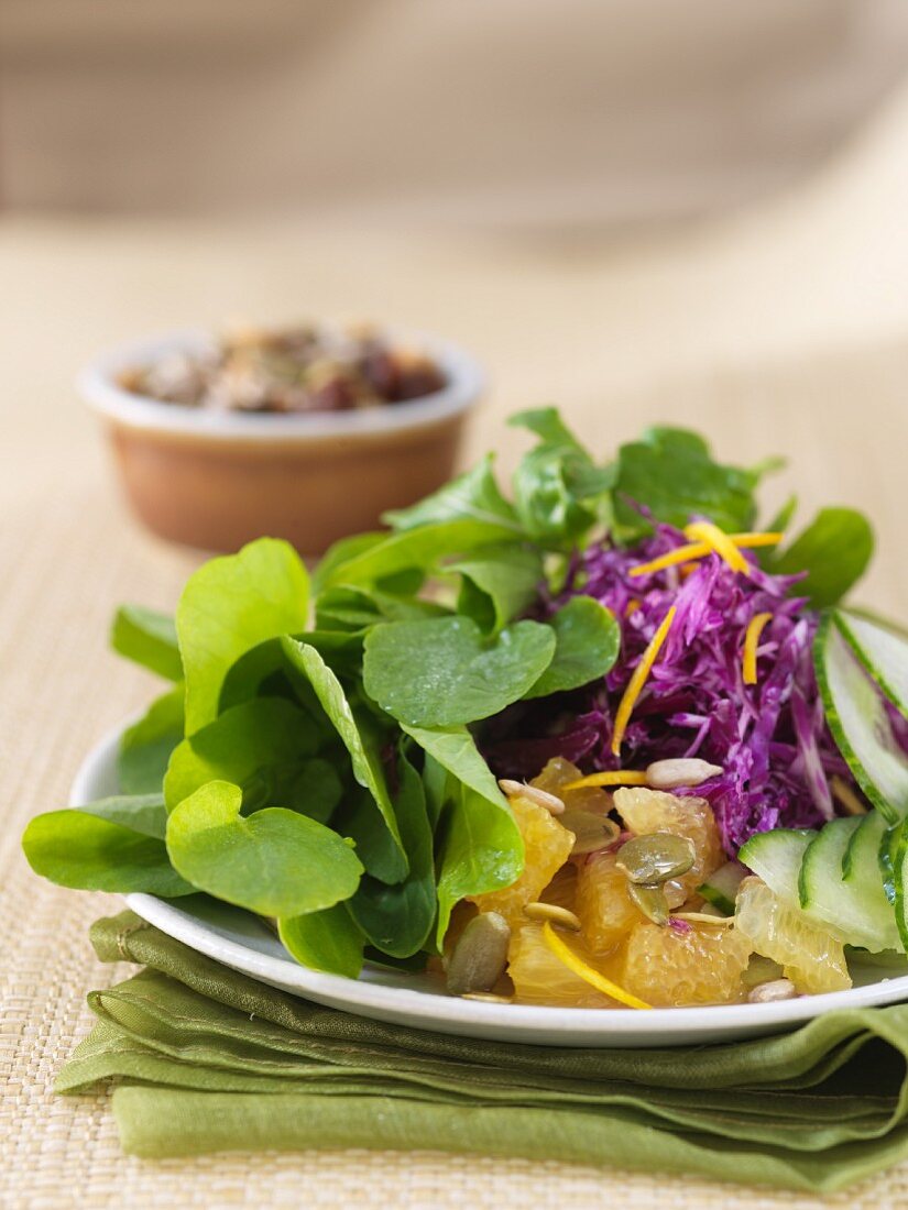 Grüner Salat mit Rotkohl und Grapefruits