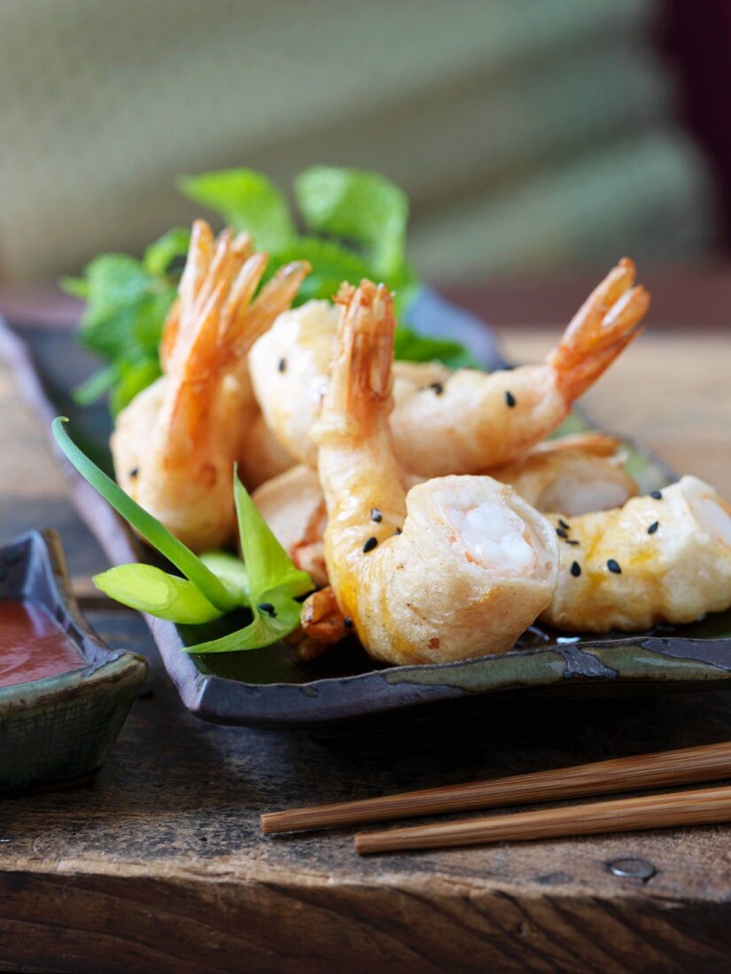 Deep-fried shrimps in batter with black sesame seeds