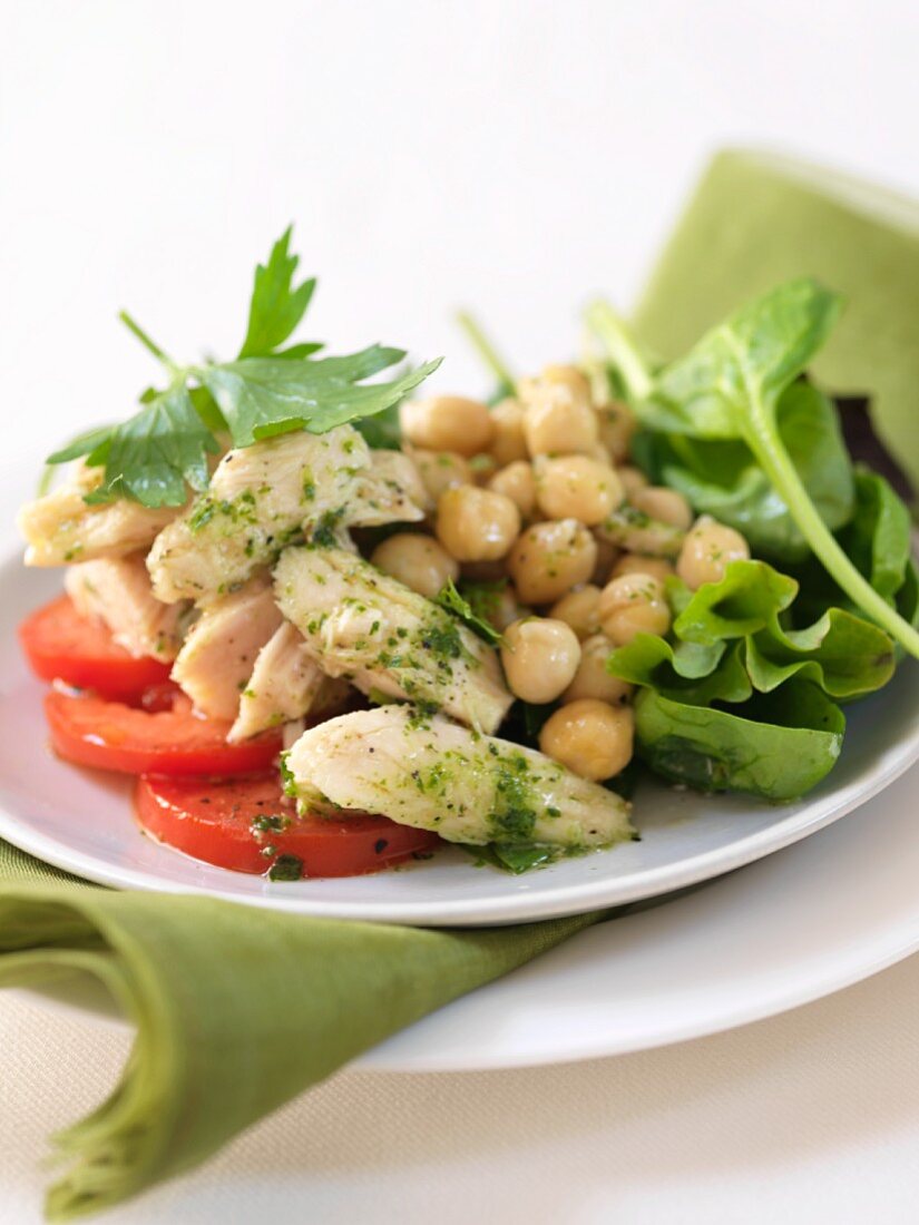 Salat mit Hähnchenbrust, Kichererbsen und Pesto-Dressing