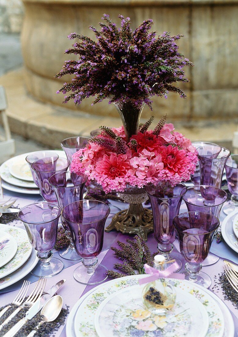 Gedeckter Tisch mit Lavendel (Frankreich)