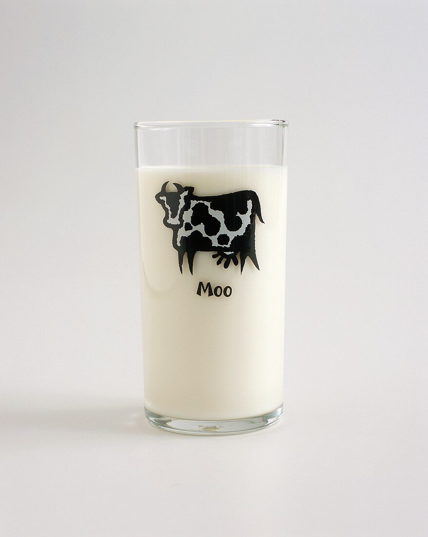 Glas Milch mit Kuhbild und Aufschrift Moo