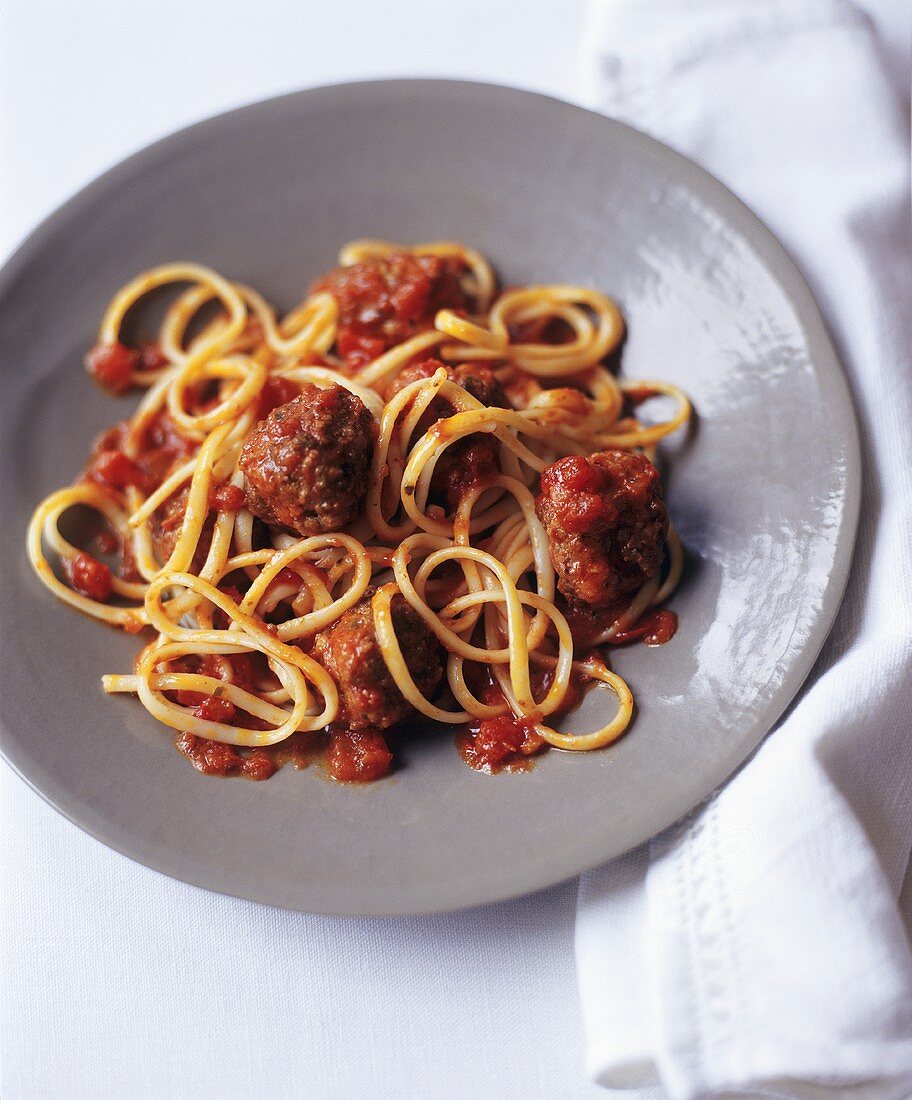 Linguine mit Hackbällchen und Tomaten