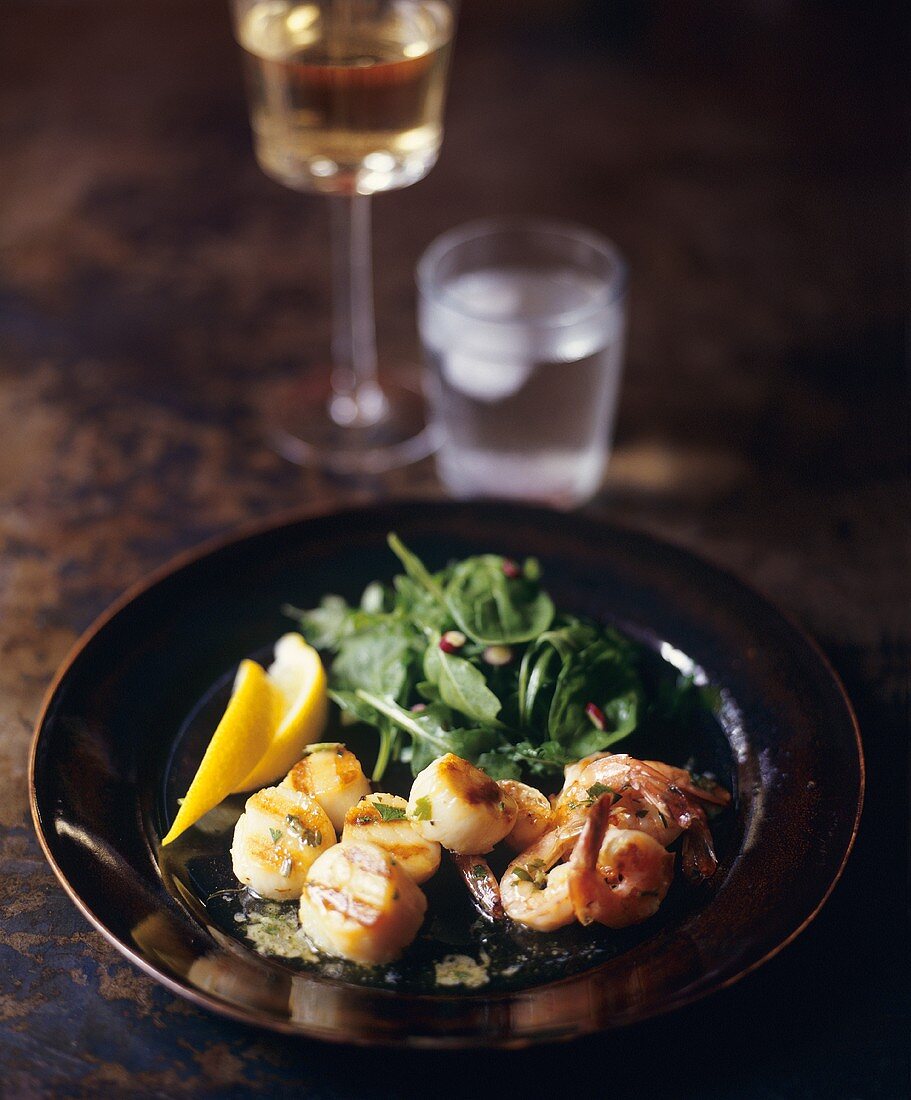 Gebratene Jakobsmuscheln und Garnelen mit Rucola