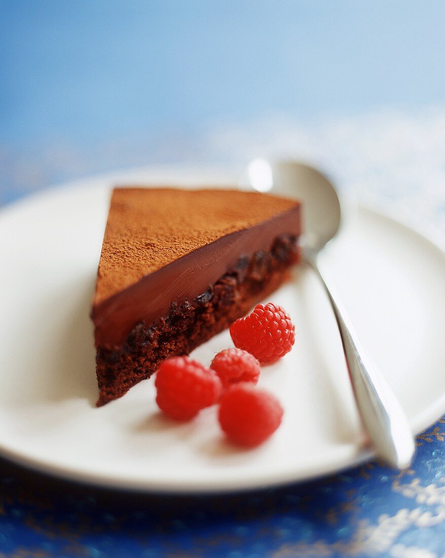 Schokoladen-Kirsch-Torte mit frischen Himbeeren