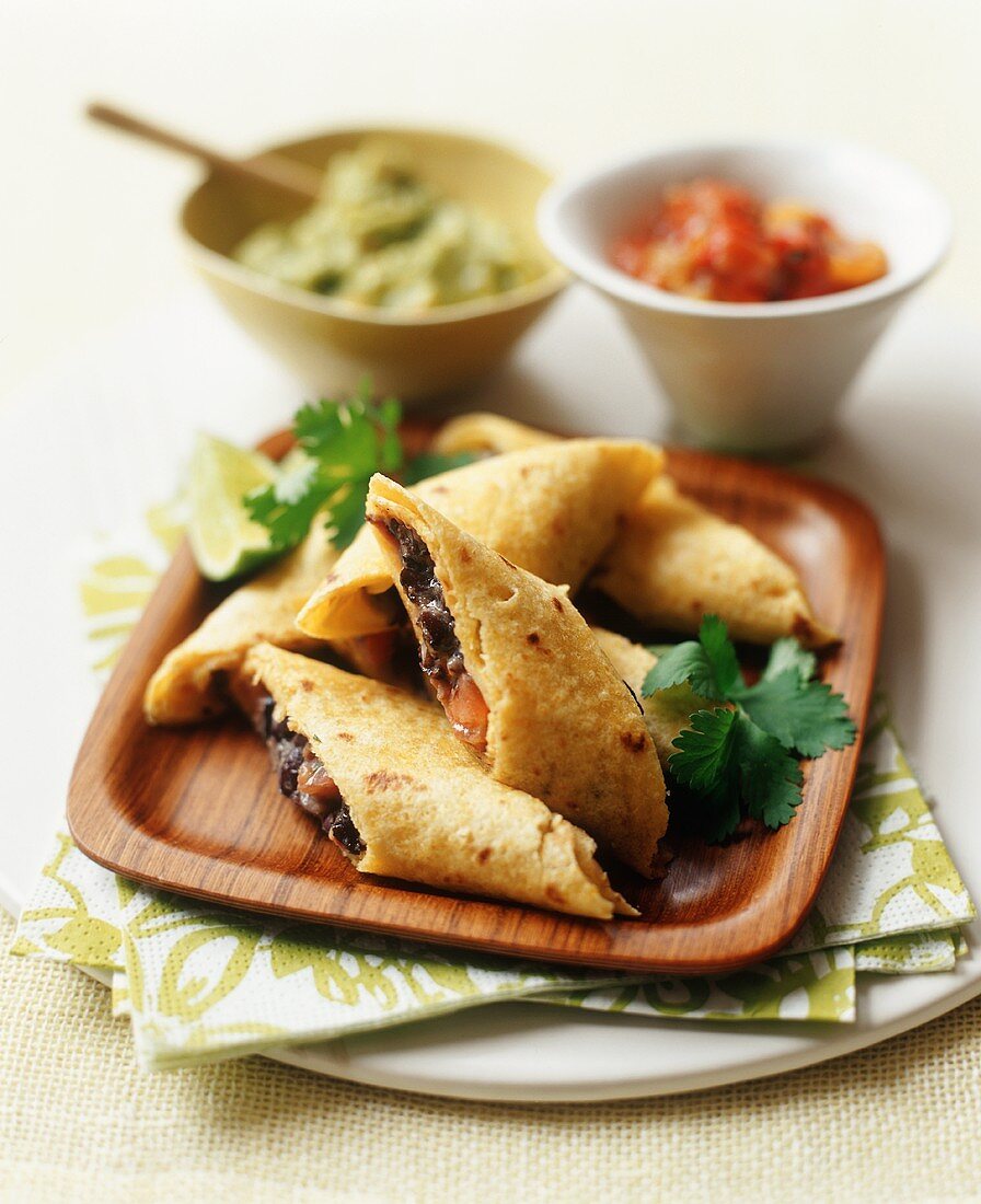 Taquitos mit schwarzen Bohnen, Salsa, Guacamole (Mexiko)