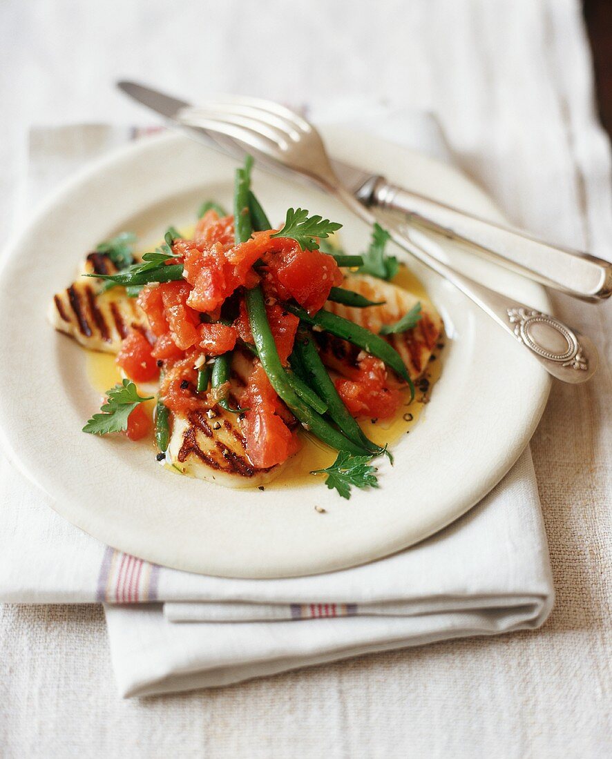 Gegrillter Halloumi mit grünen Bohnen und Tomaten