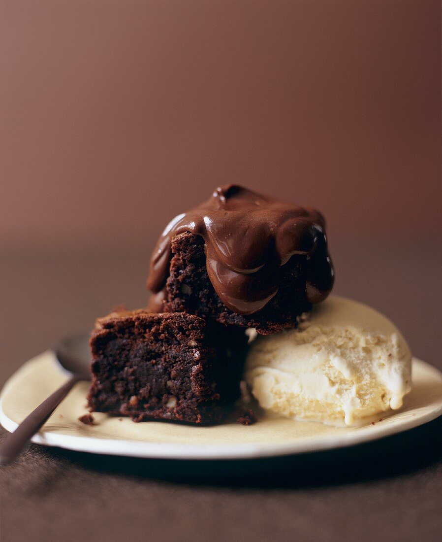 Brownies mit Vanilleeis und Schokoladensauce