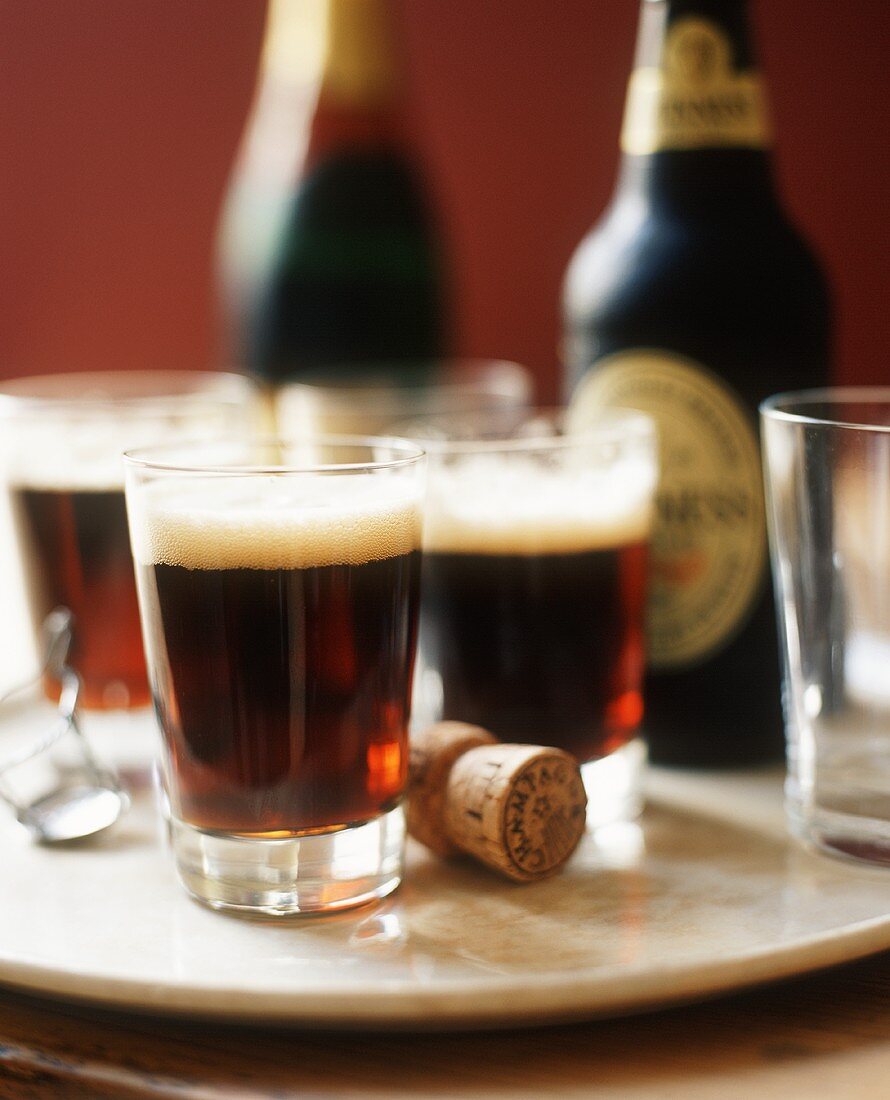 Guinness Bier (mehrere Gläser und Flaschen)