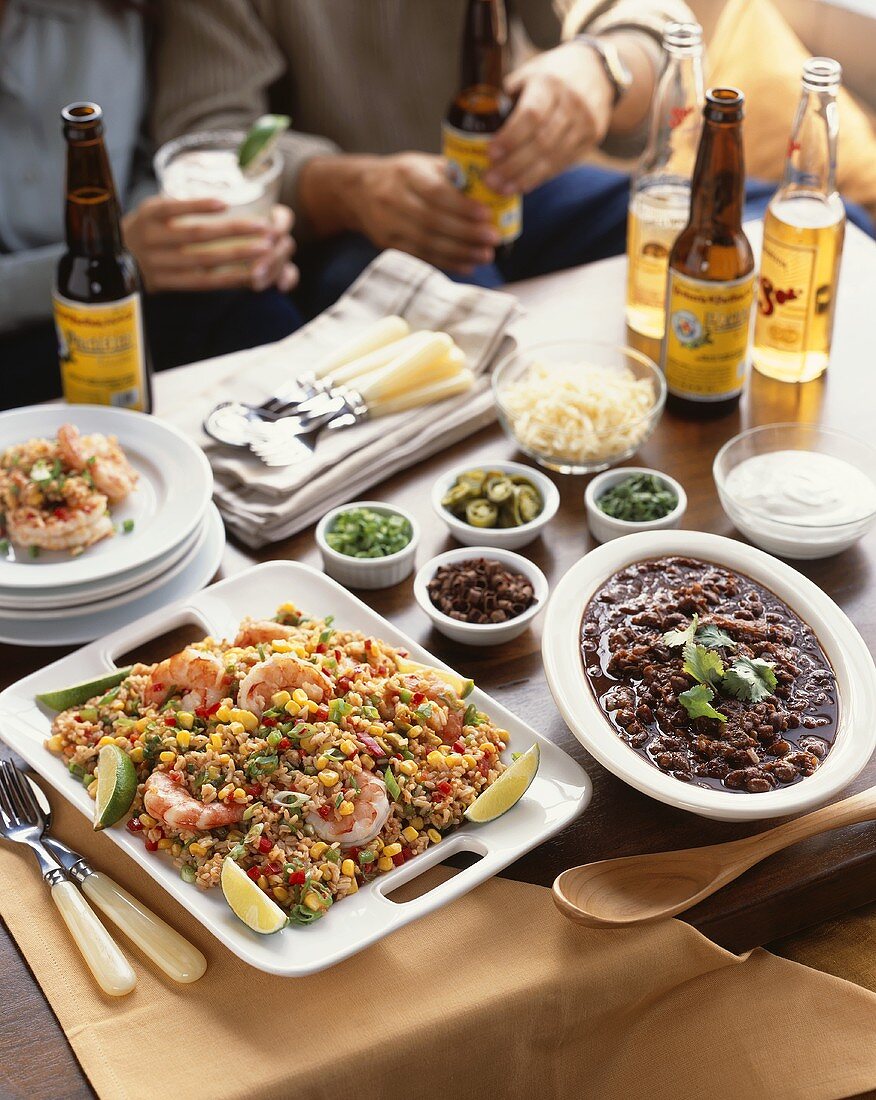 Verschiedene mexikanische Gerichte mit Bier auf einem Tisch