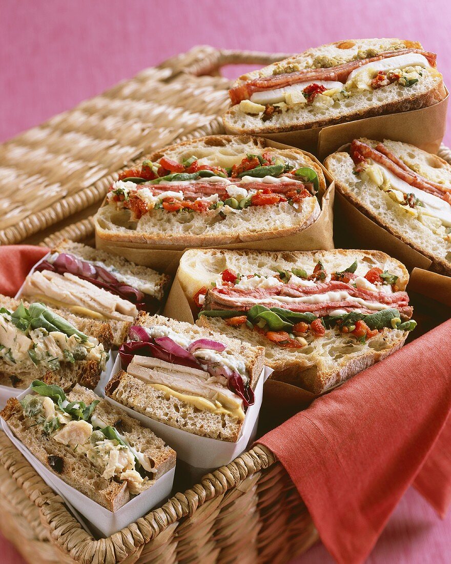 Verschiedene Sandwiches in einem Picknickkorb