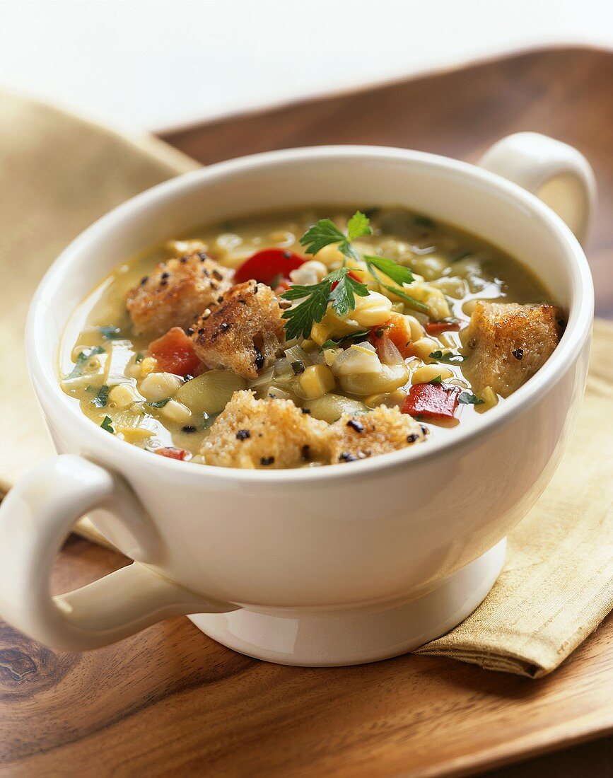 Gemüsesuppe mit Limabohnen, Mais und Croûtons