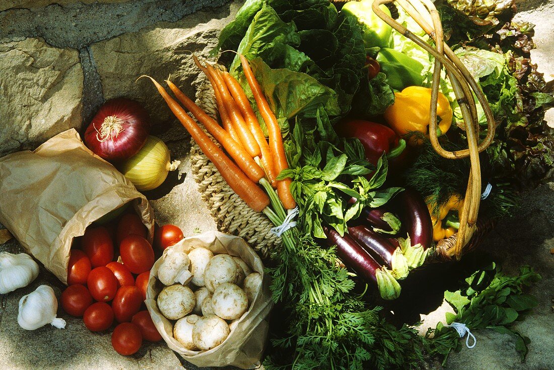 Frisches Gemüse in einem Korb und Tüten