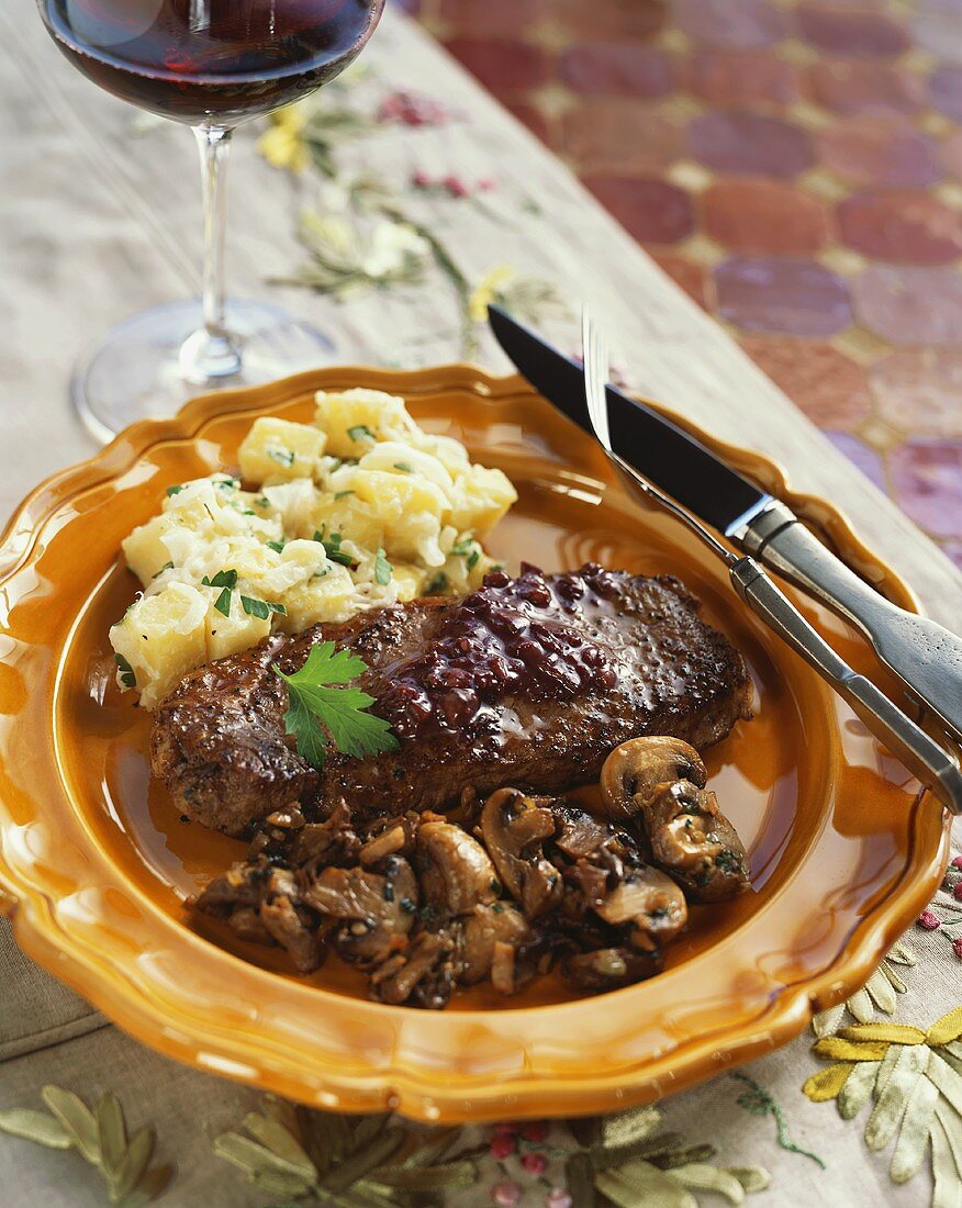 Rindersteak mit Kartoffelsalat und Pilzen