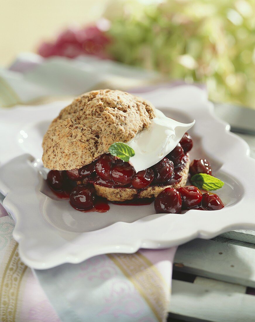 Kirsch-Schoko-Shortcakes mit Sahne