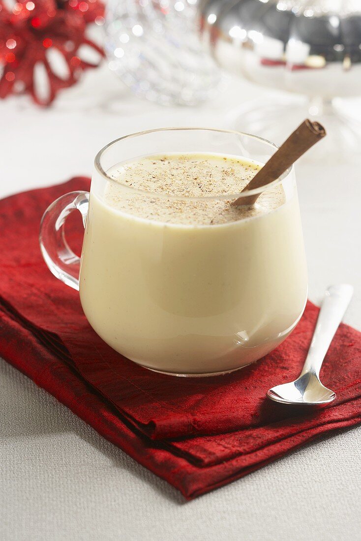 Egg Nog mit Zimtstange