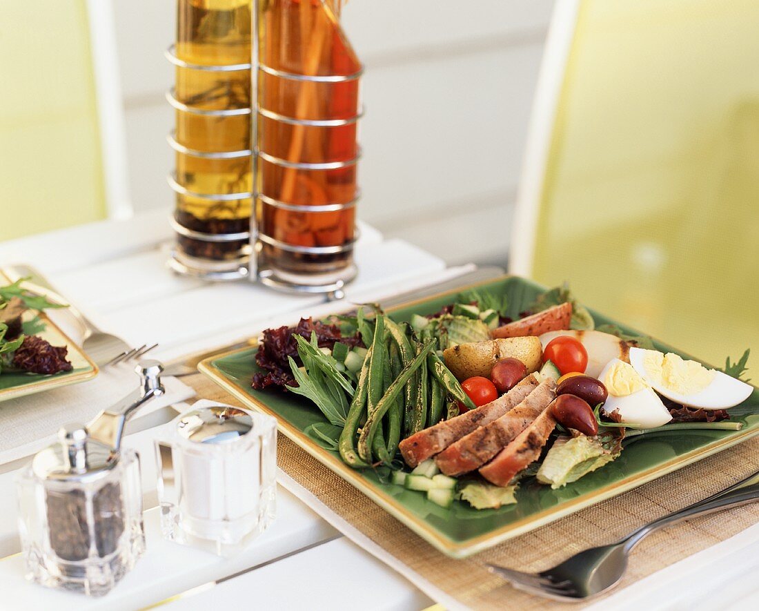 Nizza-Salat mit gegrilltem Thunfisch