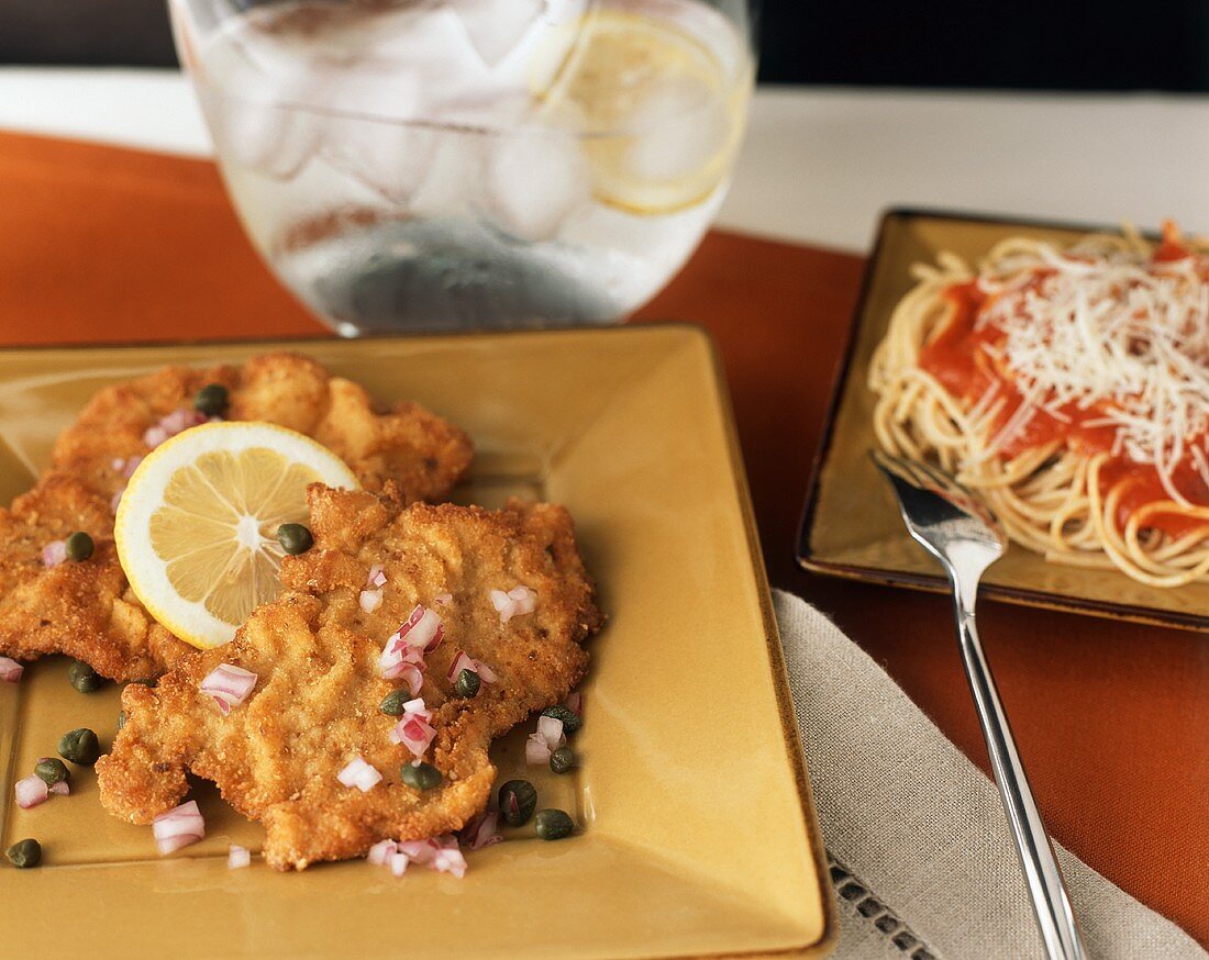 Panierte Kalbsschnitzel und Spaghetti mit Tomatensauce