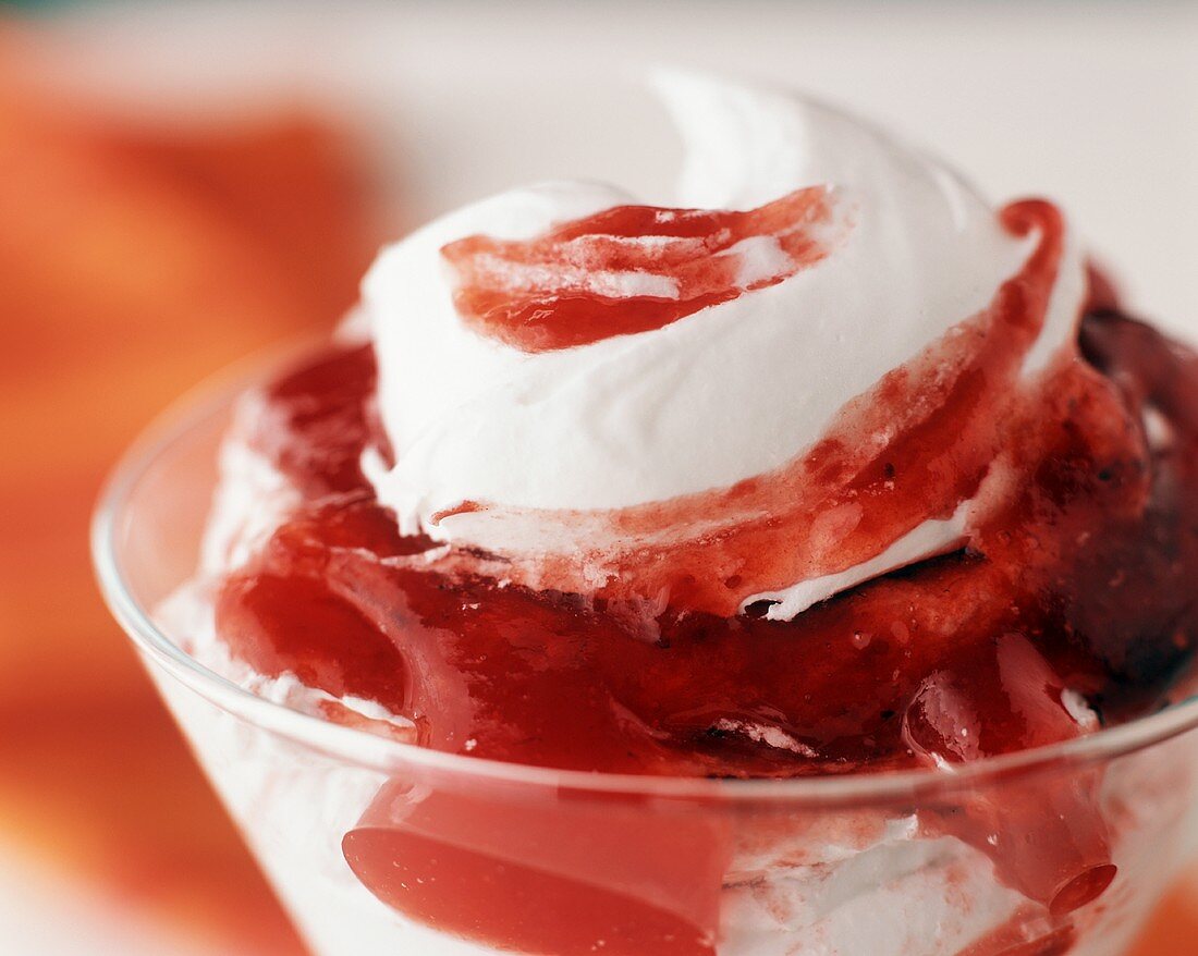 Cranberry-Erdbeer-Eis mit Sahne