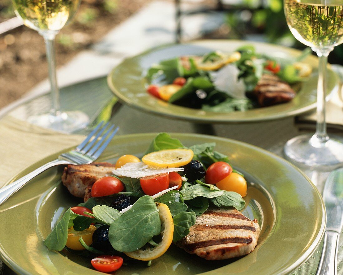 Gegrillte Kalbskoteletts mit Salat