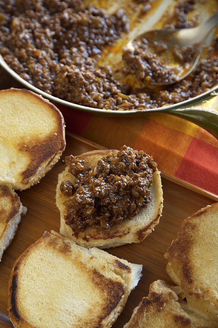 Burger mit Sloppy Joe-Füllung belegen (Hackfleischsauce, USA)