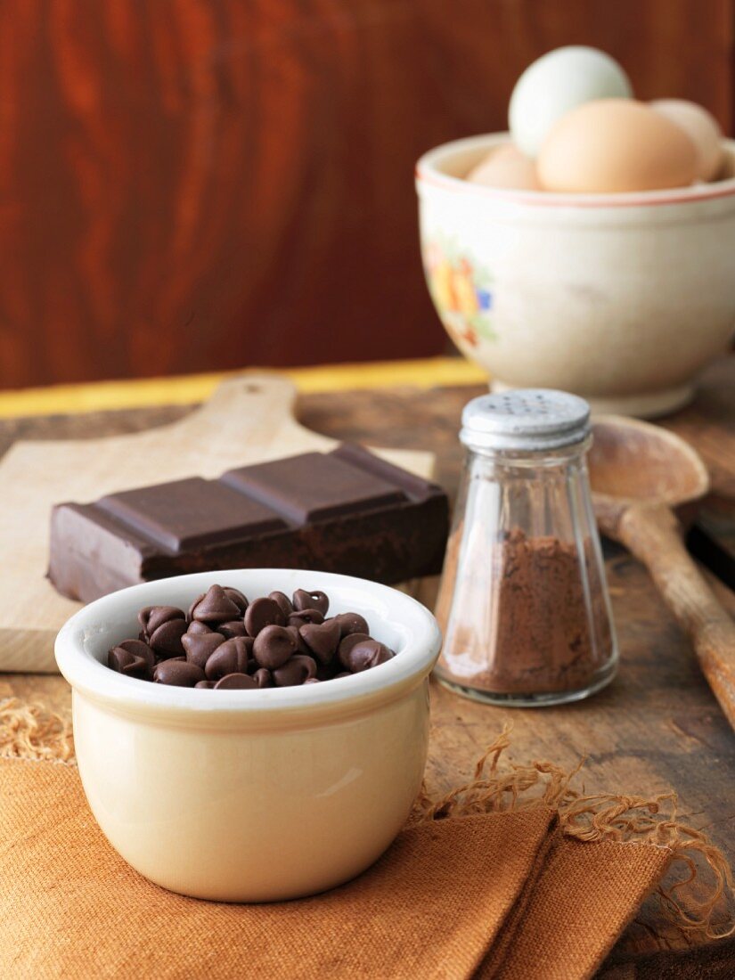 Schokolinsen, Kakaopulver und Schokoladenstück