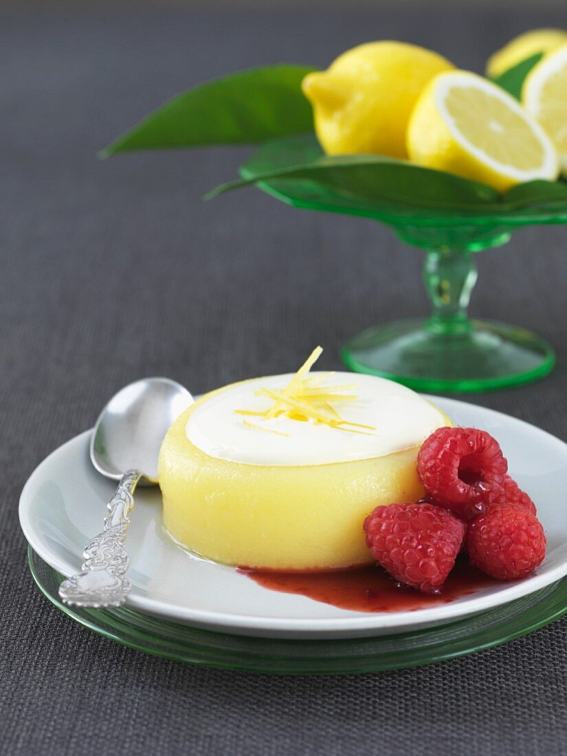 Zitronenpudding mit Fruchtsauce und Himbeeren