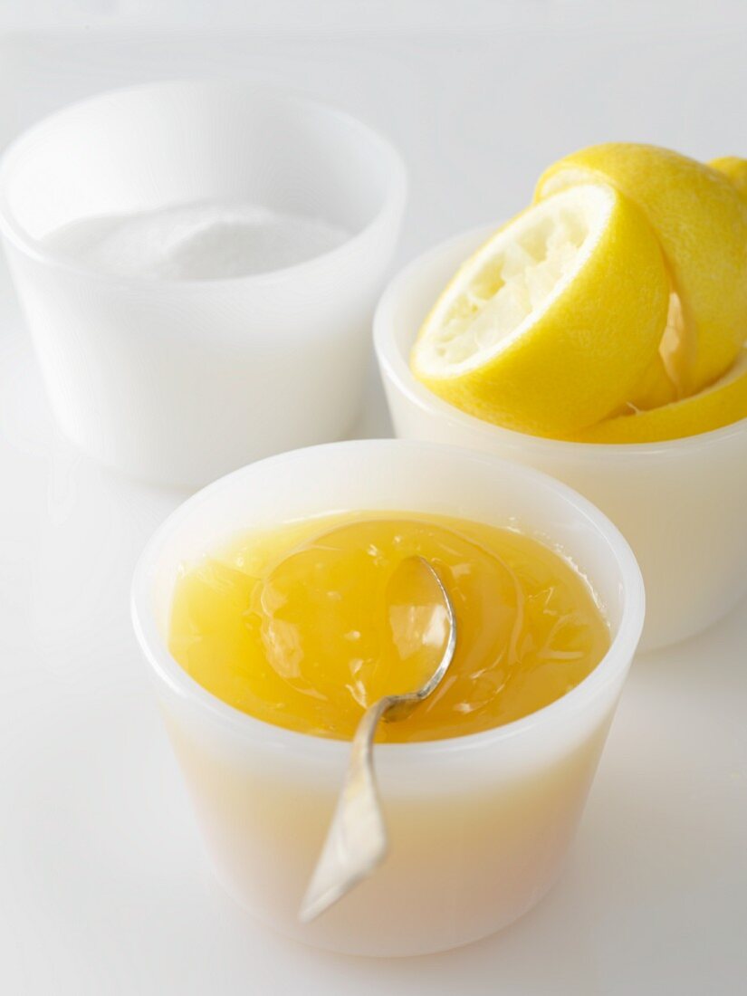 Lemon-Curd mit Zucker und ausgepressten Zitronen