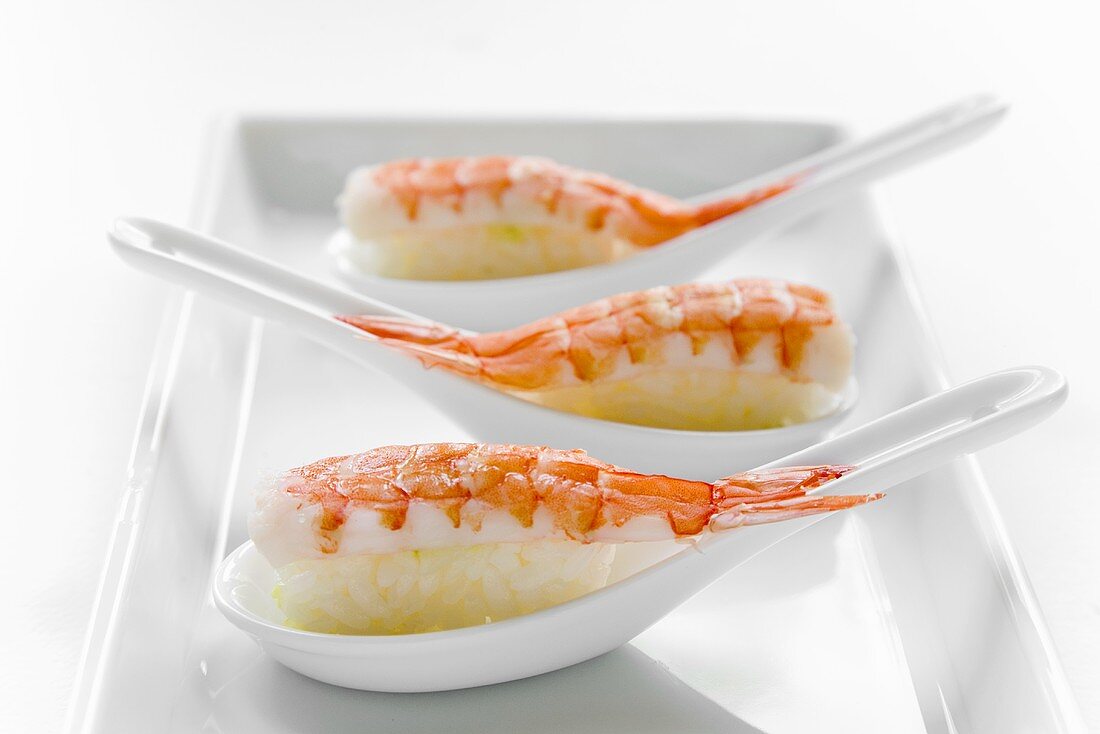 Nigiri-Sushi mit Shrimps auf Löffeln