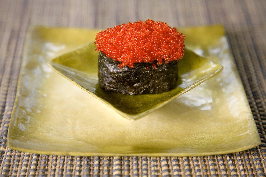 Maki-Sushi mit rotem Kaviar