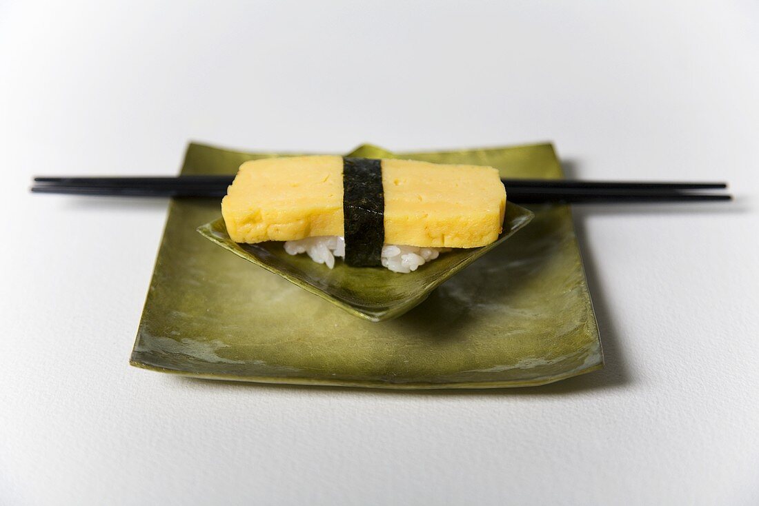 Nigiri-Sushi mit Eierstich