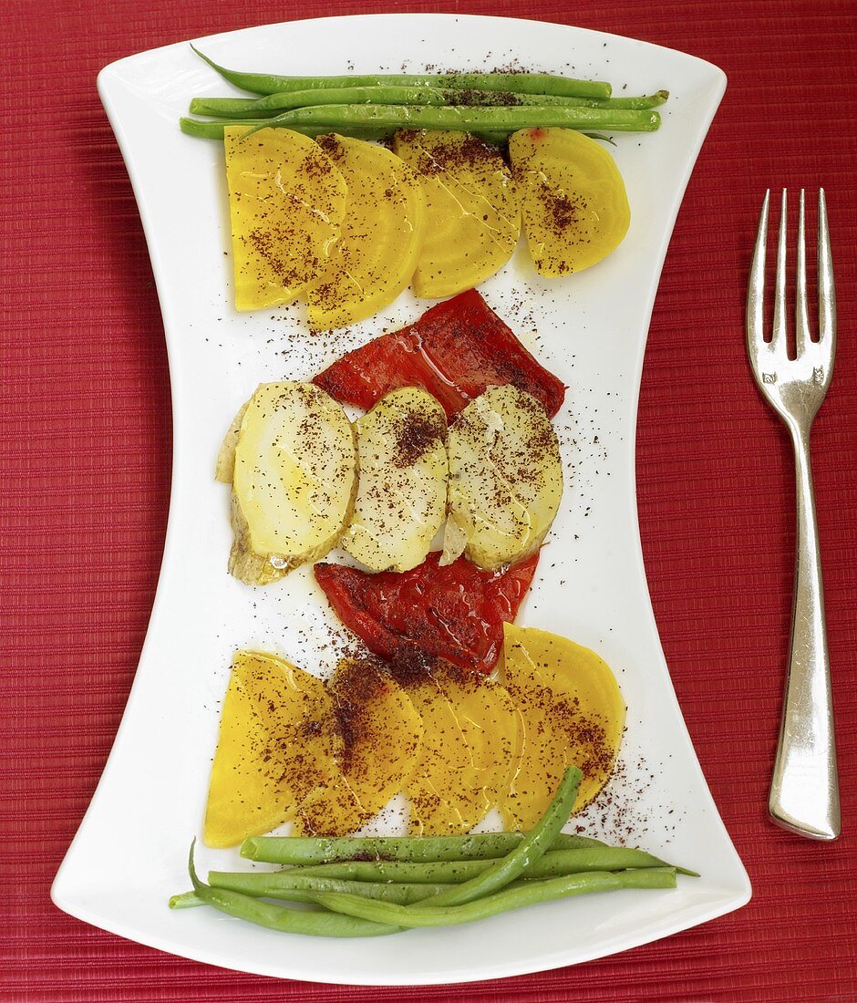 Salatplatte mit grünen Bohnen, Tomaten und Paprika