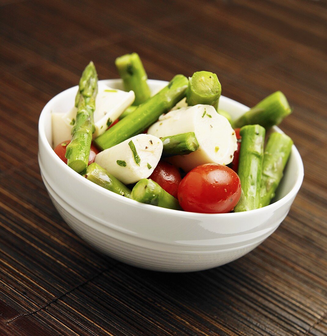 Palmherzensalat mit grünem Spargel und Tomaten