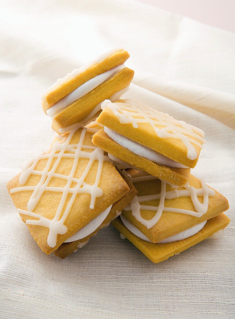Kekse mit Marshmallow-Füllung und Zuckergussstreifen