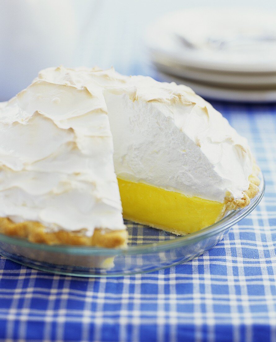 Angeschnittener Zitronen-Baiser-Kuchen