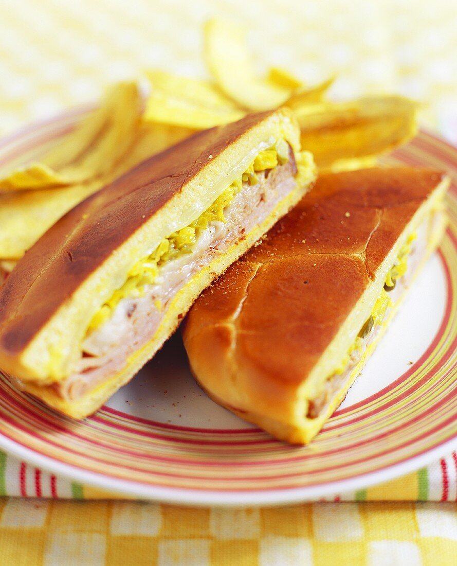 Kubaner-Sandwich mit Schinken, Käse, Pickle und Senf