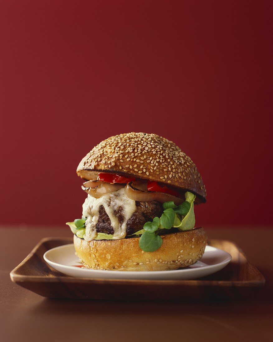 Cheese Burger mit gebratenen Zwiebeln und Paprika