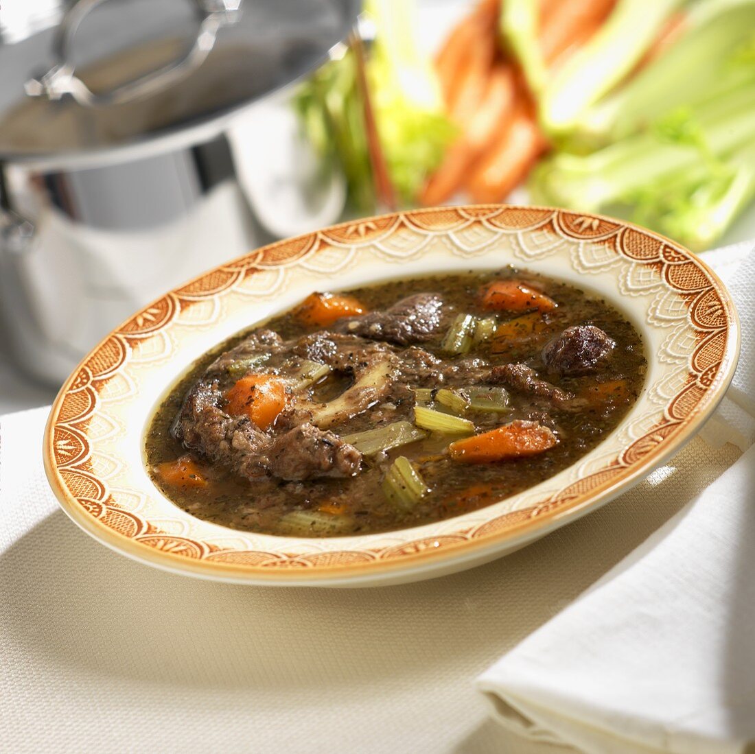 Suppe mit Rinderhaxe und Gemüse