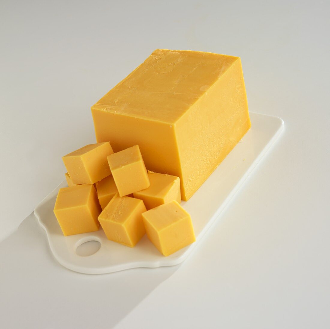 Yellow American Cheese, teilweise in Würfel geschnitten