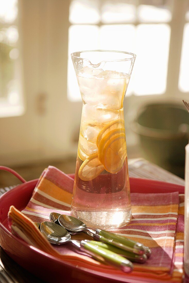 Limonade in Karaffe auf Tablett