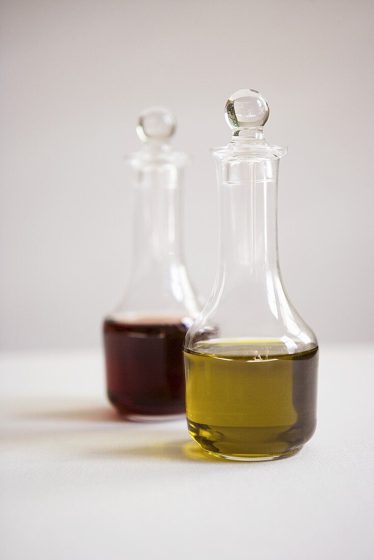 Olivenöl und Essig in Karaffen