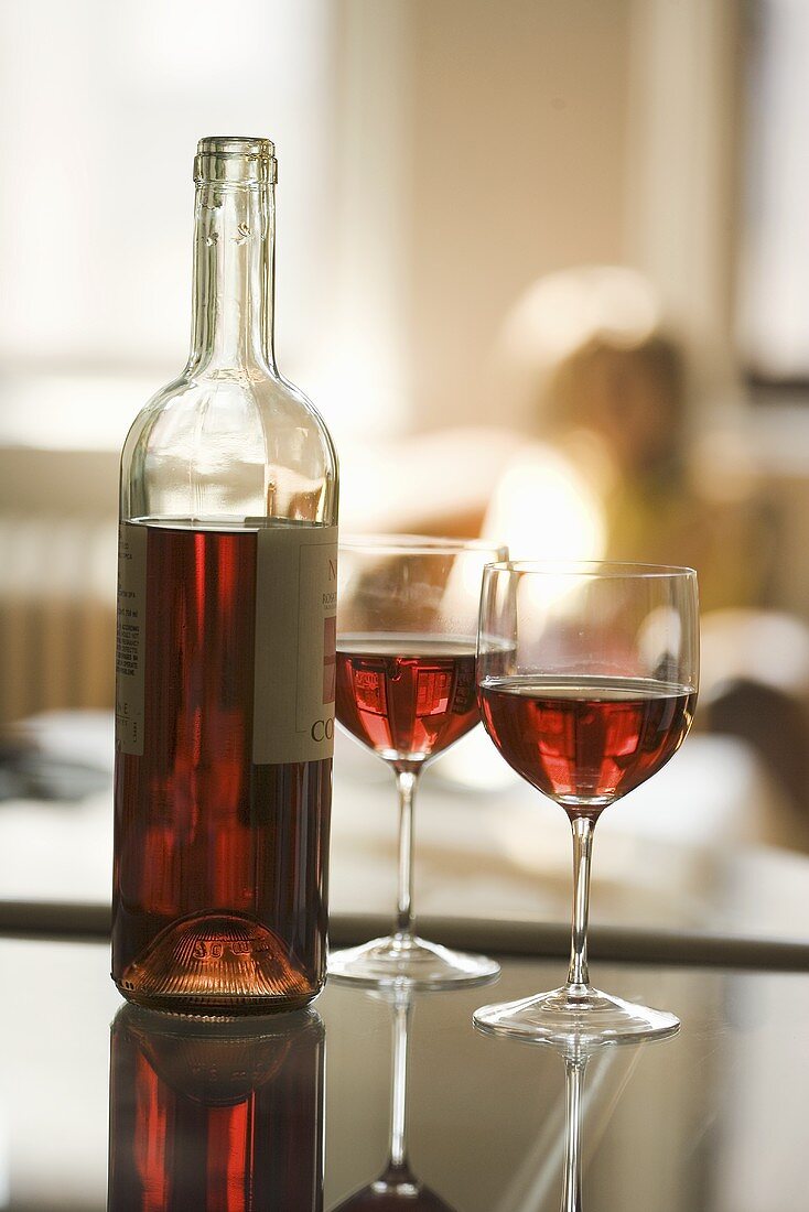 Roséwein mit zwei Gläsern