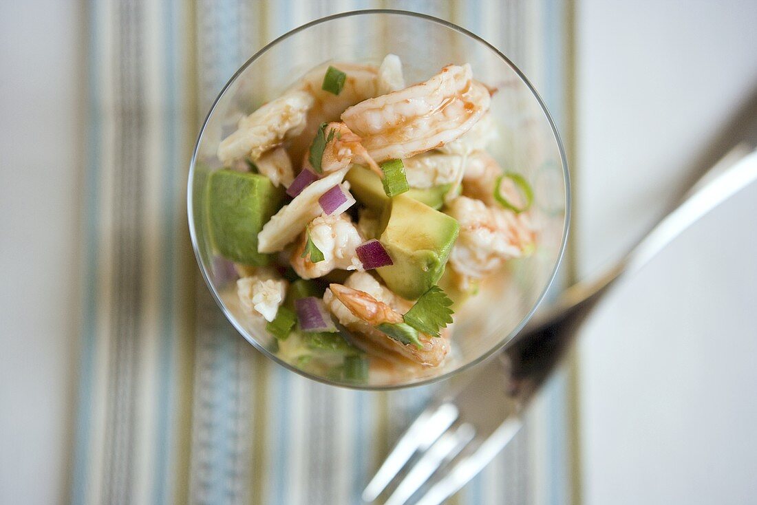 Garnelen-Salat mit Avocado und Koriander in einem Glas